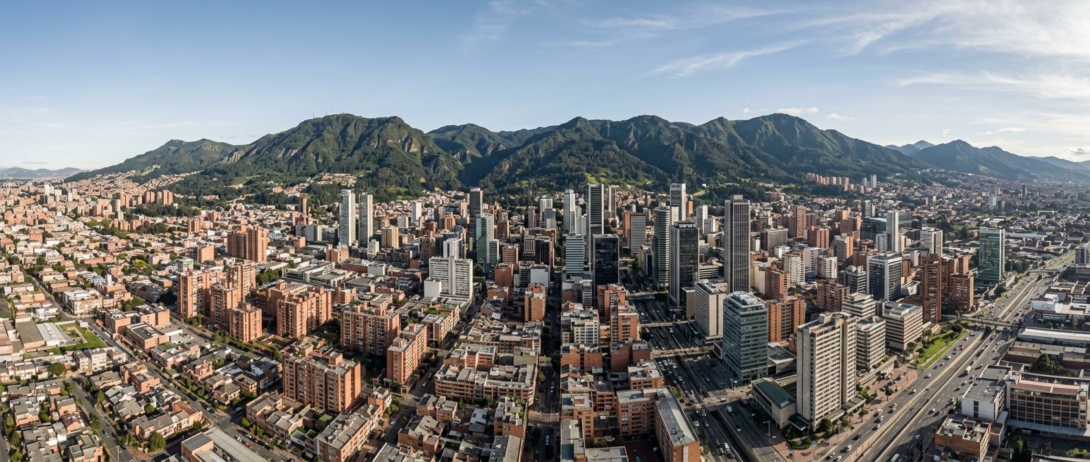 Vista panorámica de Bogotá con los cerros orientales al fondo